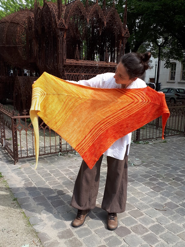 Au fur et à mesure (Gradually), Tunisian crochet shawl, design Rachel Henri