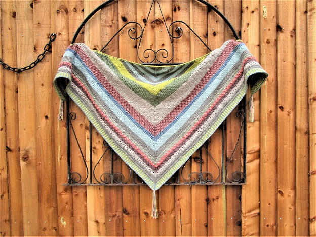 Tunisian sampler shawl, design de Hayley J Robinson
