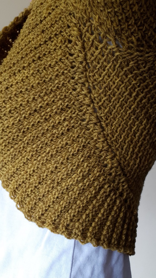 Détails de l'encolure texturée de Vaillance, boléro au crochet tunisien, design Rachel Henri