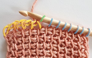 Short return pass in Tunisian crochet: You only close the loops in yellow before you start a new FwdP.
